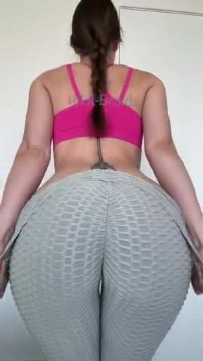 My ass isn’t the biggest, but it’s not small [oc]