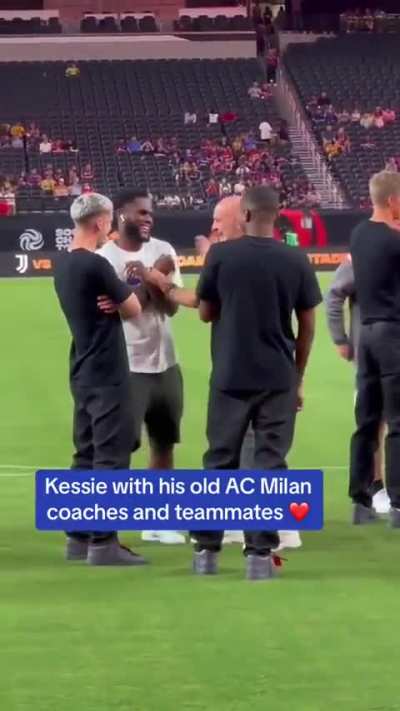 Kessie and Pioli before the match..