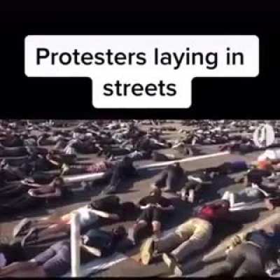 Протестующие: лежат. Мы с посонами едем в мачок: