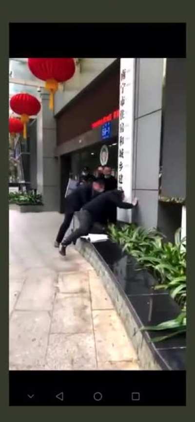 购房烂尾，广西男人自残费拉不堪