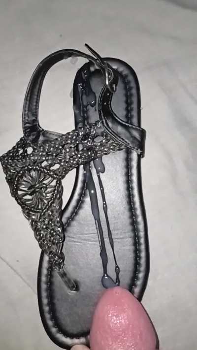 Slo-mo lines down a petite thong sandal