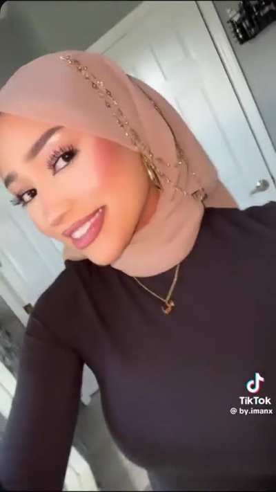 see the resemblance now with her sister,she looked her doppe<wbr>lgäng<wbr>er,im<wbr>agine layla losing some face fat,she will the baddest coded of all baddies