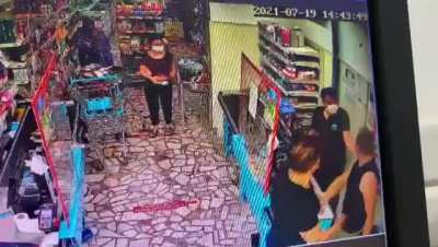 Ben 19 yaşında bilgisayar mühendisi öğrencisiyim ve prestilji bir özel üniversitede tam burslu okuyorum. Yurt paramı çıkarmak için çalış<wbr>tığım mağazada bugün uğramış olduğum darp. Bunu paylaşıyorum çünkü hem sesimi duyurmak hem de bu ülkenin insanlarının n