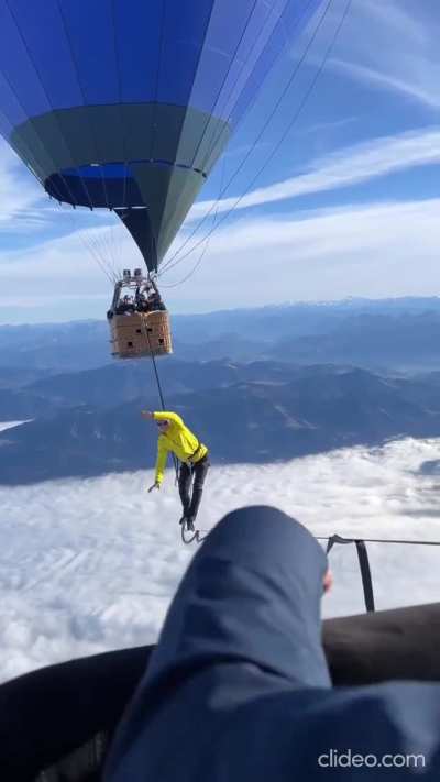 Defying gravity, extreme athlete Lucas set a new world record at an altitude of 2,500 meters by walking a tightrope between two balloons.