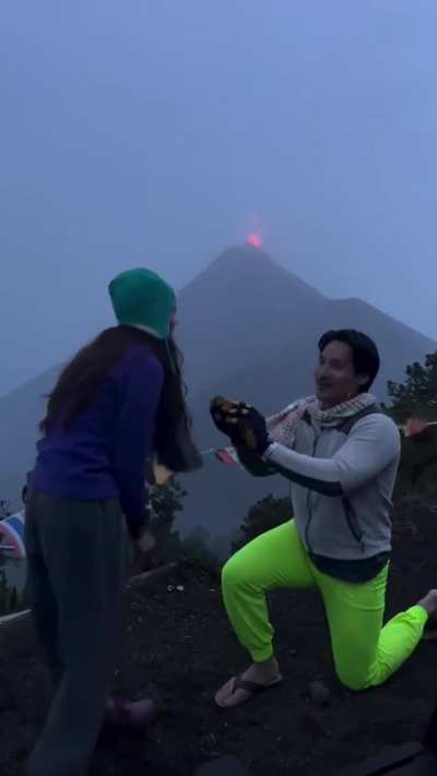 He chose the perfect moment to propose on Volcán Acatenango, with Volcán de Fuego erupting in the distance.
