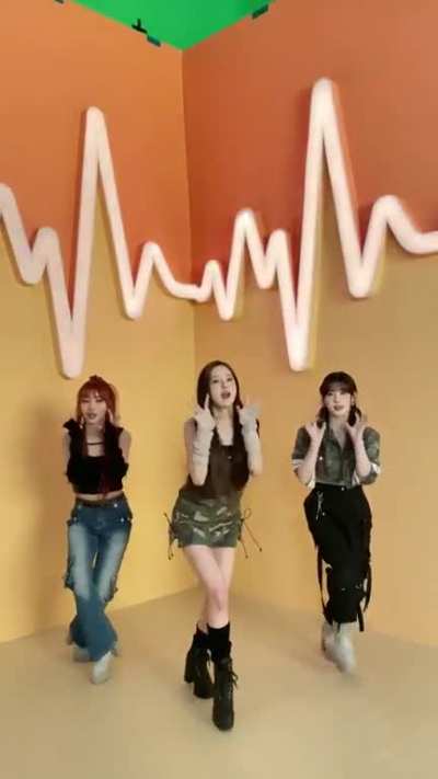 [230411] Yujin, Chaehyun & Youngeun TikTok update: I’m so Giddy 😻 and you?#Giddychallenge [LOVESTRUCK!]