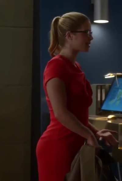 Emily Bett Rickards tight body and fat ass would be so fun to use