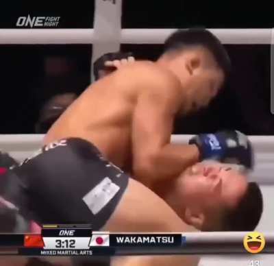 日中泰拳赛<wbr>上，中国选<wbr>手被日本选<wbr>手压在地上<wbr>打🤣
