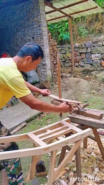 Hand-powered pump drill