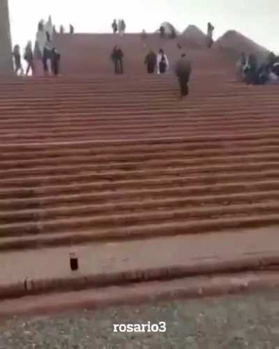 Un ciclista que bajó a gran velocidad por la escalinata del Parque España en Rosario, terminó impactando contra el piso.