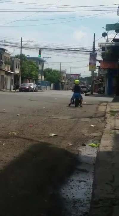 Duas crianças numa moto