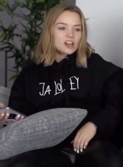 Aus dem Video: „was Julia Beautx heimlich macht“ von Simon Will