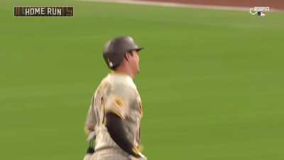 [Highlight] [Highlight] Ha-Seong Kim golfs one out off of Eddie Rosario's glove to make it 8-0 Padres.