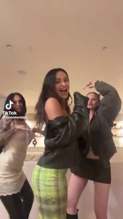 Camila Mendes