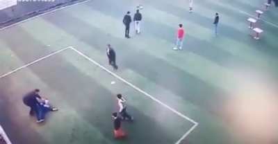 Halı Sahada Emmiye Head Shot Atmak