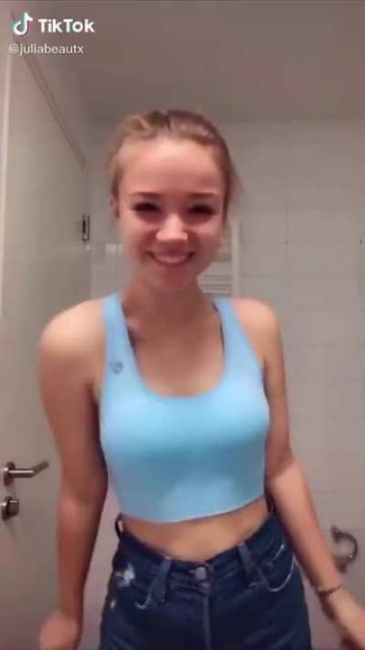 Best-of Gif (Teil 1/2) von einem Werbe-TikTok vom 29.09.2020 ...#RIPBeautxVlogs