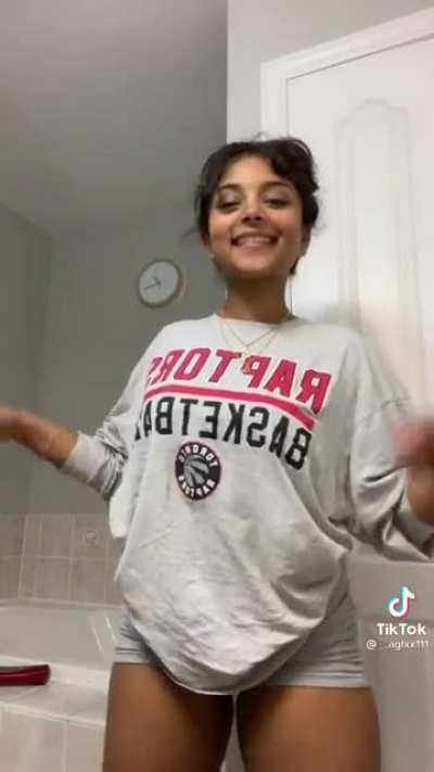 Look at her thighs wiggle