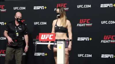 Julija Stoliarenko fainting twice. This should be where the UFC steps in cz this is terrifying. Hope shes okay