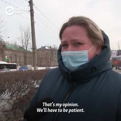 Journalist tries to show Russians photos of the Ukraine war (via RFE/RL)
