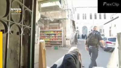 Israeli Police beat up anti-Zionist Jews for supporting Palestinians in Jerusalem