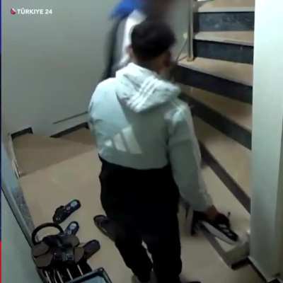 İstanbul'da ayakkabı çalmak için bir apartmana giren hırsızlar, pahalı bir ayakkabı görünce böyle sevindi.