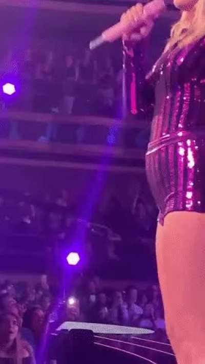 Wanna take this dress off Tay 🤤