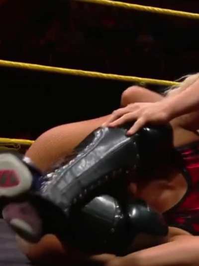 Toni Storm & those thick thighs