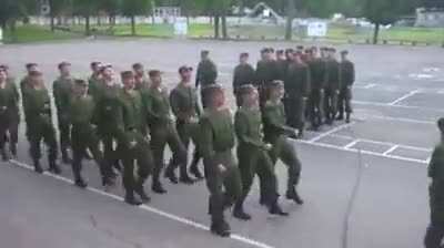 Who served in the army does not laugh in the circus