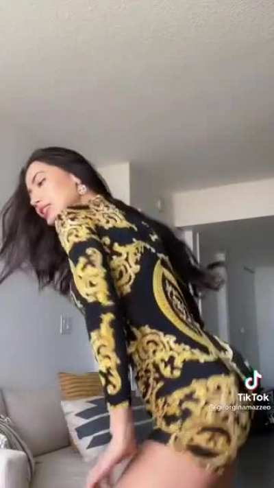 I like the way she move them hips