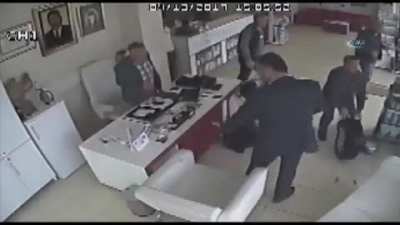Hoşgeldin kardeş buyur bi çay iç