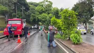 Guardas Municipais de BH desmontam acampamento em frente ao exército enquanto bolsonarista grita e chora.