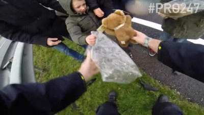 Police officer gives children teddy bears to relive trauma