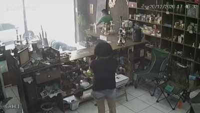 This is a robbery...