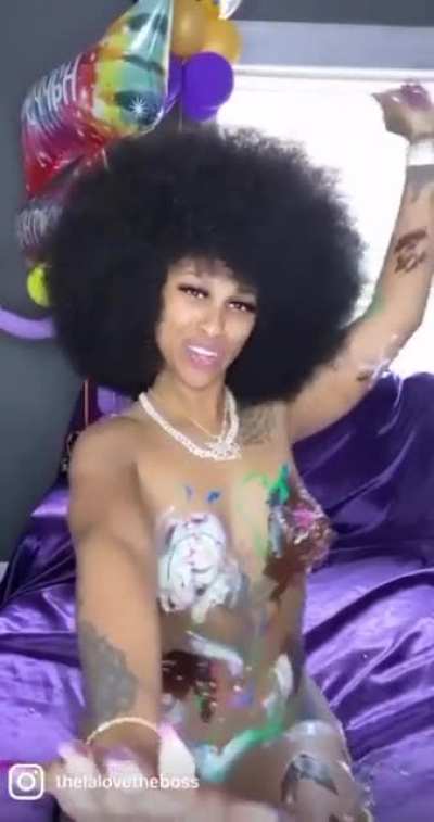 🥳