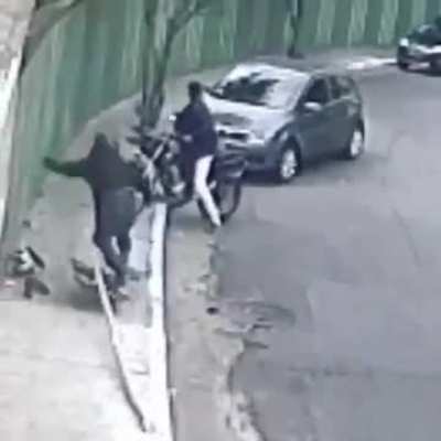 Motorcyclists attempt to rob couple at gunpoint, but then tries to run away.