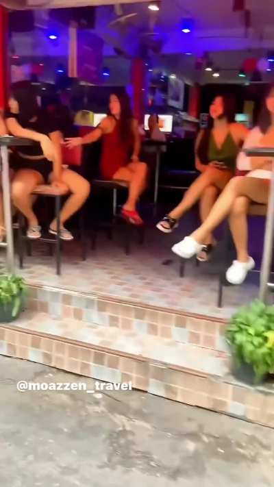 Mina linda o tailandés feo?