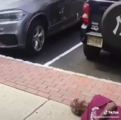 Imagine walking out the bank and seeing this 😂😂😂