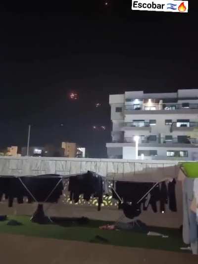 Momento exato quando mísseis vindos de Gaza são abatidos pelo sistema de defesa aérea israelense. A região continua sob intensa tensão.