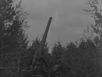 21cm Mörser 18 heavy howitzers bombarding Leningrad in 1943