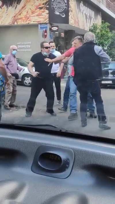 Εσείς παίζετε τιποτα μπουν<wbr>ιές στην μέση του δρόμου;