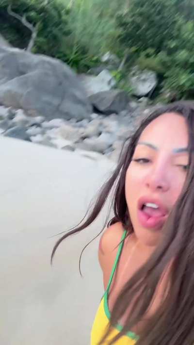 Eu fiquei muito excitado na praia e você já pode imaginar o que eu fiz, né?