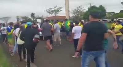 Motorista tenta furar bloqueio bolsonarista em Mirassol