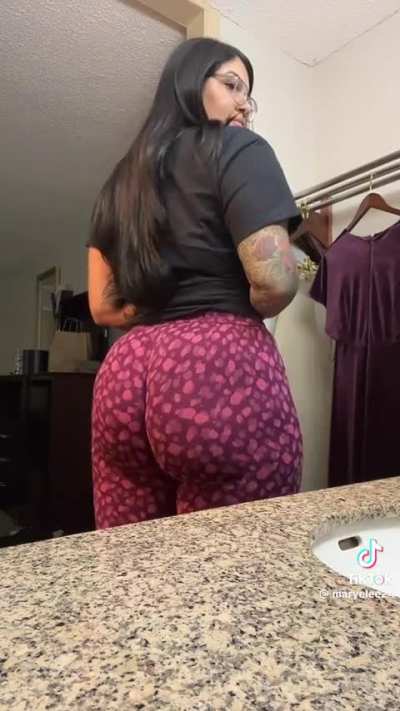 Marylee clenching that ass
