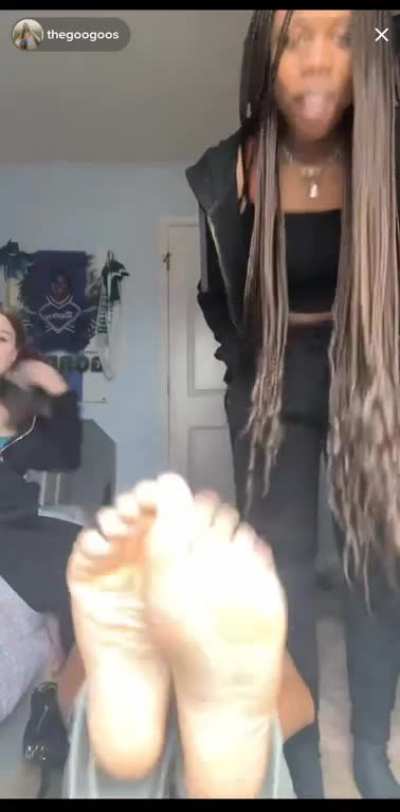 thegoogoos girl showed soles from random live