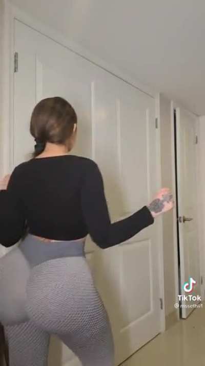 Huge asses + tiktok leggings = 🥵🥵🥵