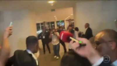 Segurança de Nicolás Maduro agride jornalistas.