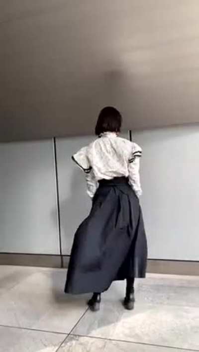 Linda mostrando a roupa que comprou