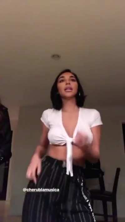 Titties \(•-•)/