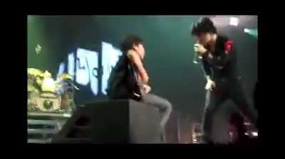Green Day pulls kid onstage to play Jesus of Suburbia