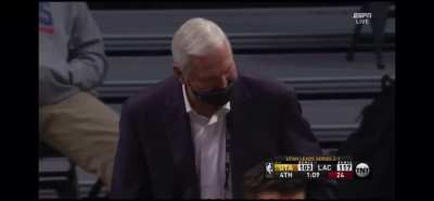 [Highlight] Jerry West heads out for the exit after the Clippers secured the win